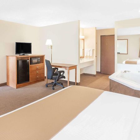Baymont By Wyndham Port Huron Exterior foto